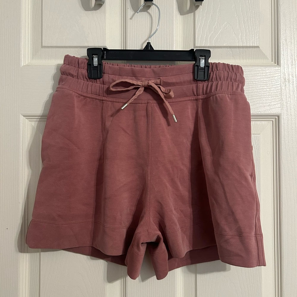 lululemon scuba shorts in spiced chai